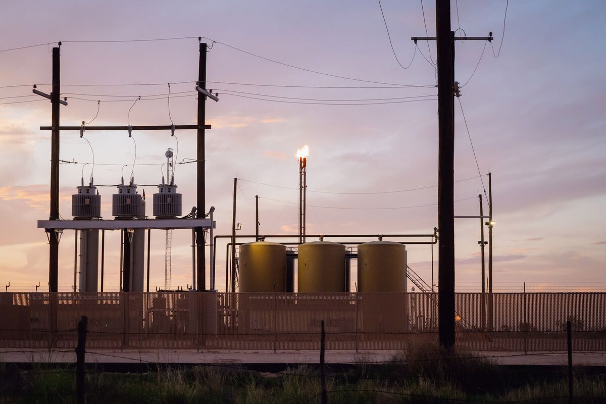 bloomberg.com - Will Evans - Toxic Flames Next Door: Persistent Gas Flares Undercut Oil Industry Pledges