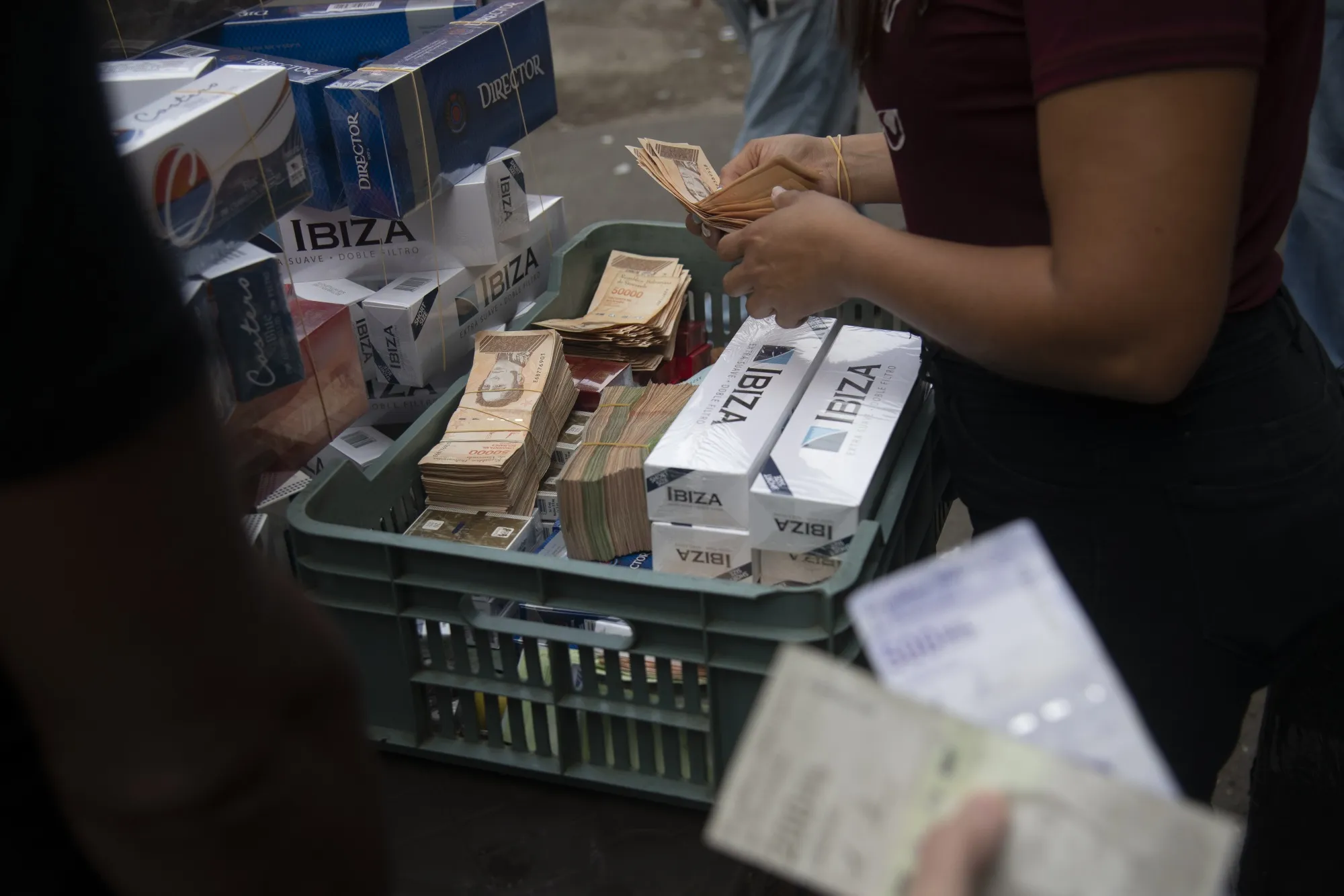 Cigarette Vendors in Caracas, Venezuela Are Currency Traders in Disguise -  Bloomberg