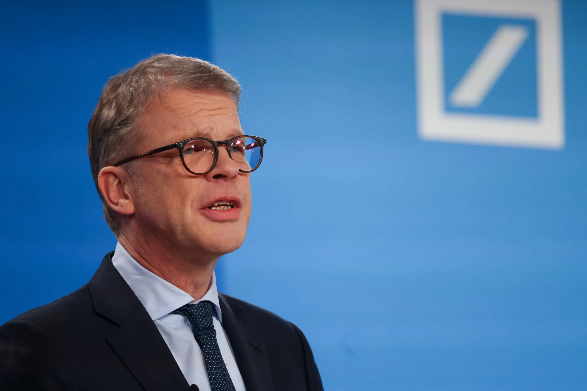 Deutsche Bank Sees German Stimulus Impact From Next Year - Bloomberg