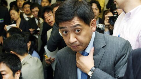 Fund manager Yoshiaki Murakami arrives at a news conference in Tokyo in this June 5, 2006 file photo.