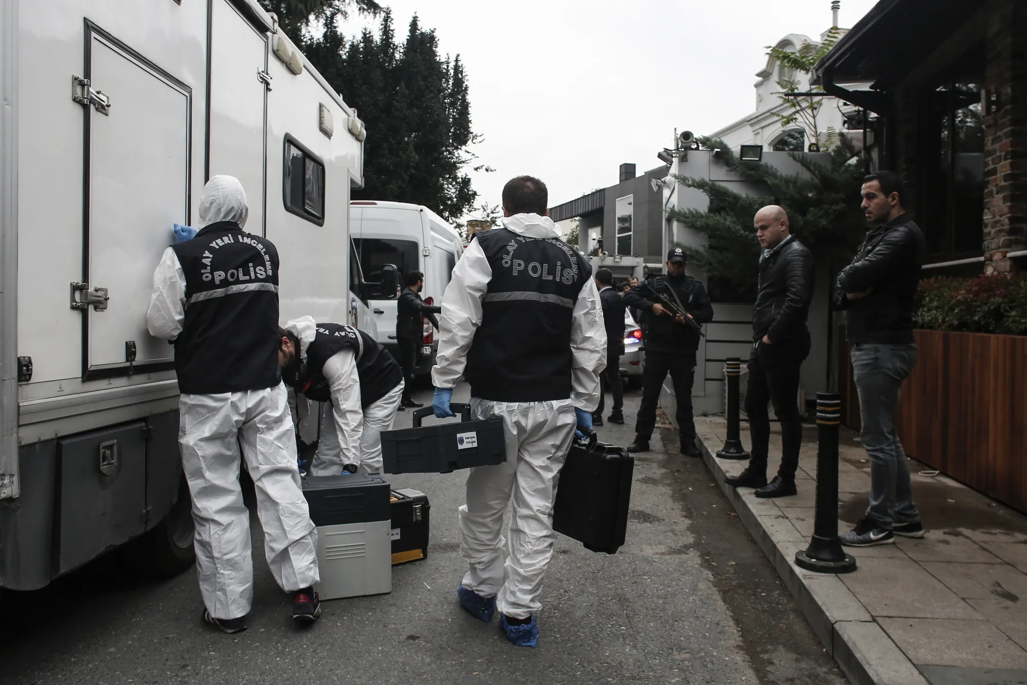Forensic investigators&nbsp;arrive outside the Saudi Arabian consulate in Istanbul