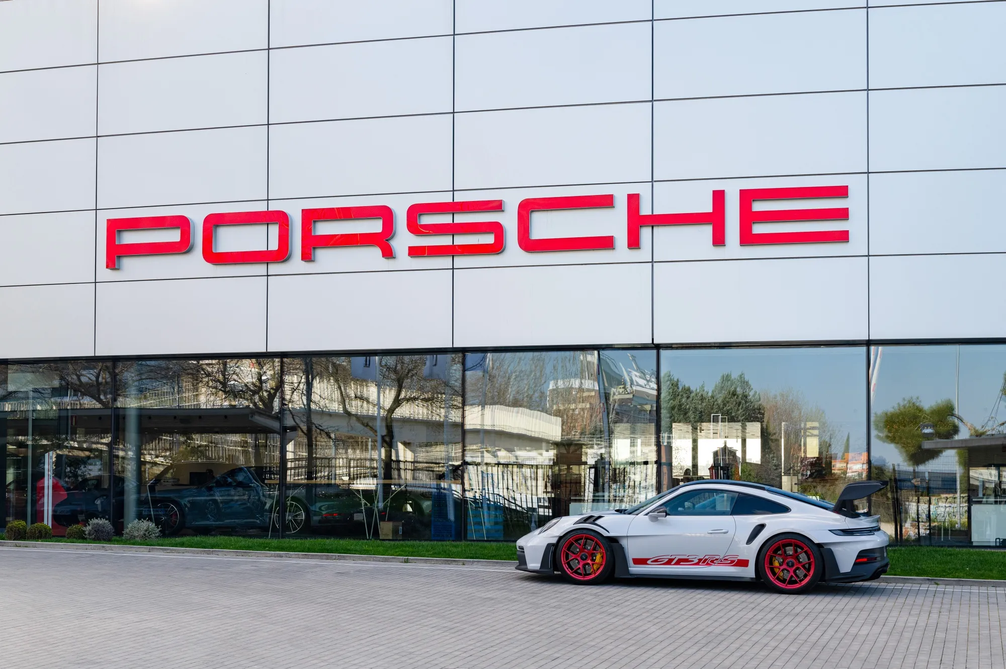 Porsche is still being outpaced by Ferrari in the luxury stakes —&nbsp;and on the stock market.