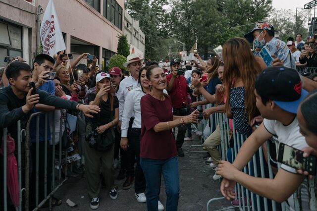 Claudia Sheinbaum saluda a partidarios durante rally de campaña el 30 de abril, 2024