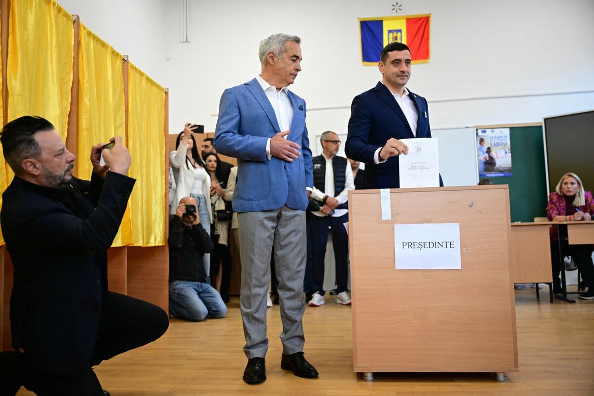 🟪"Romenia al Voto: Il Futuro Europeo tra Estrema Destra e Frustrazione Politica"