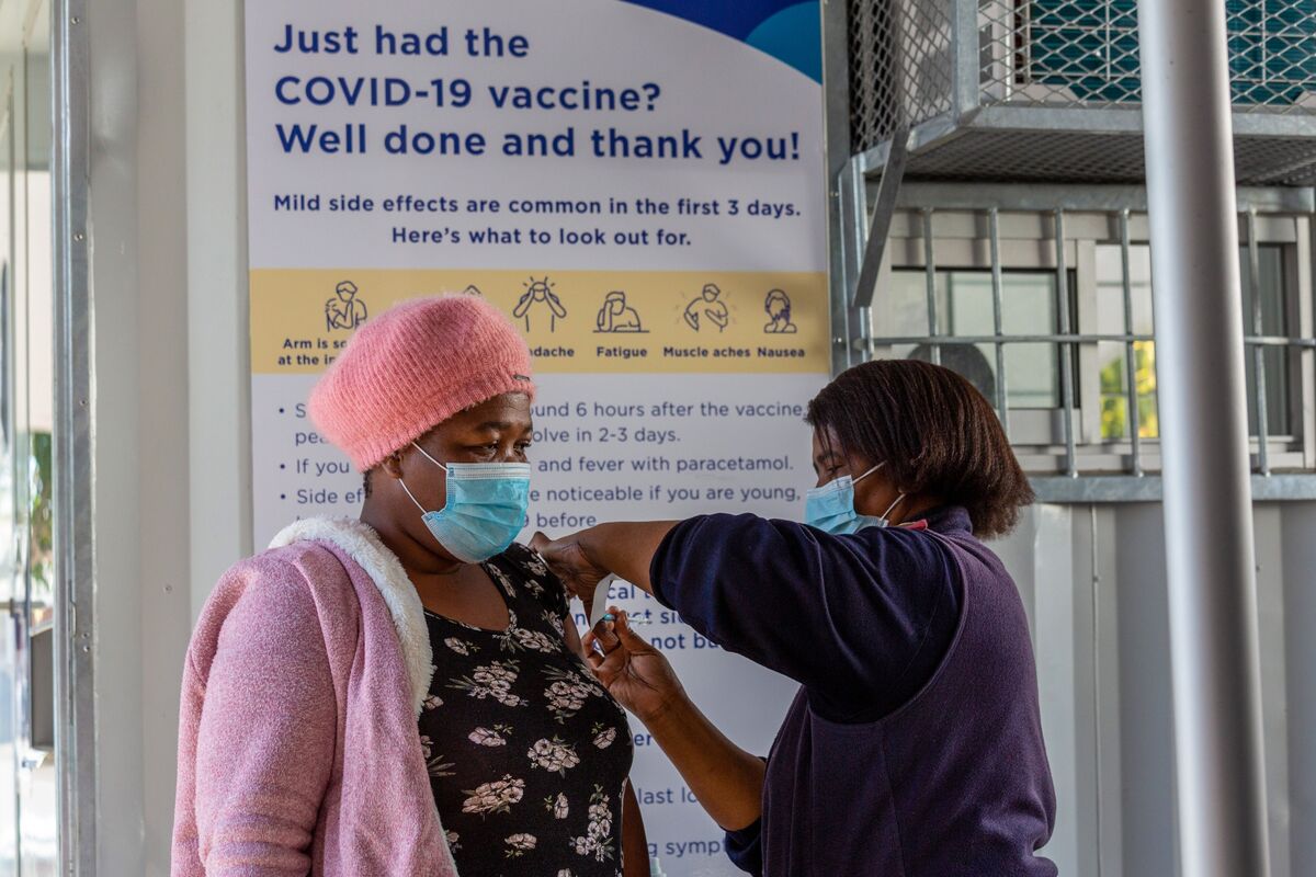 South Africa’s Covid-19 Daily Vaccination Rate Plunges thumbnail
