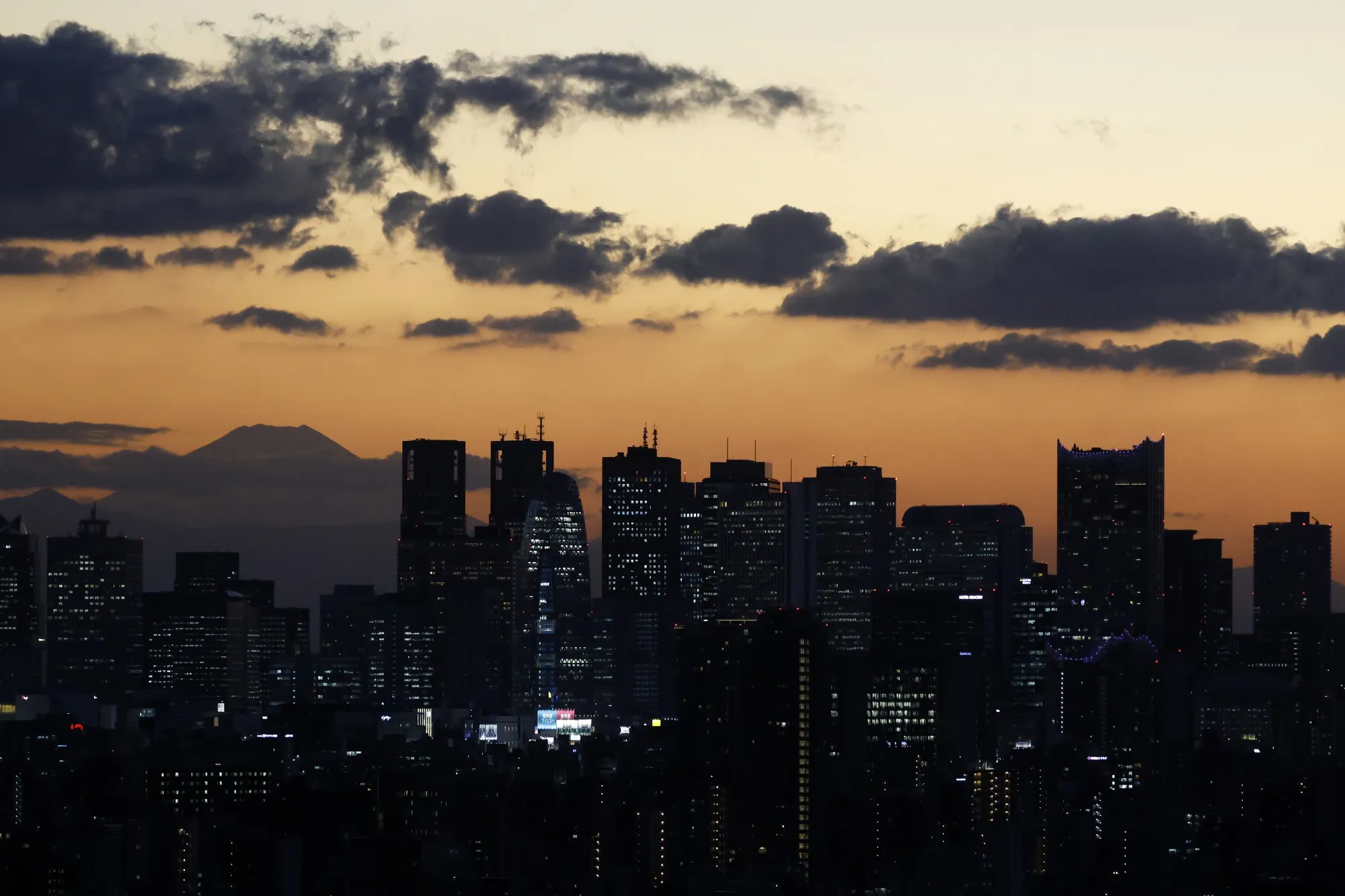 Mount Fuji and the Shinjuku skyline&nbsp;in Tokyo, Japan