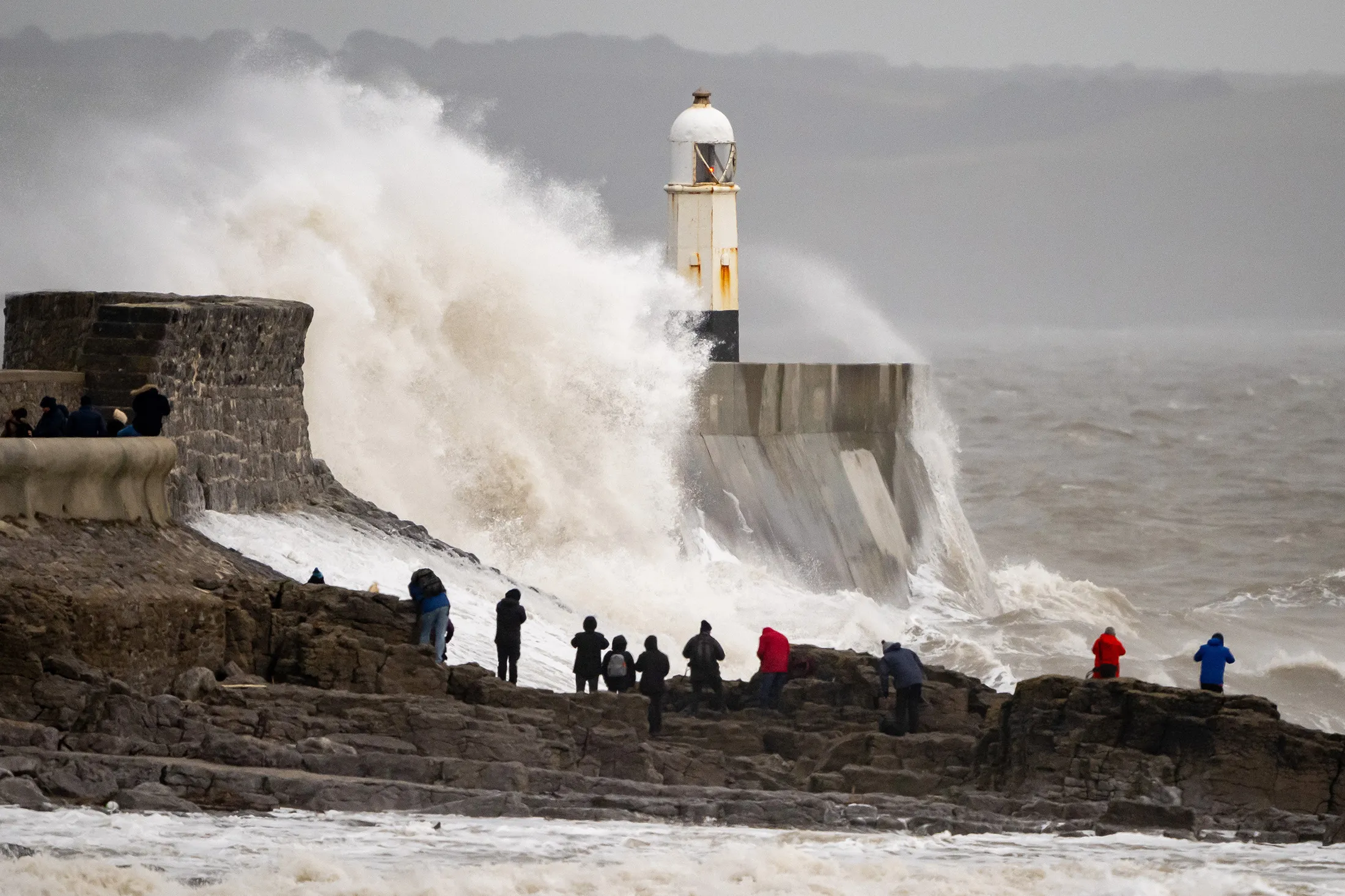 Thousands of Homes Without Power as Storm Isha Hits - Bloomberg