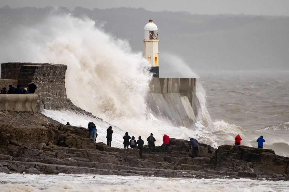 Thousands of Homes Without Power as Storm Isha Hits - Bloomberg