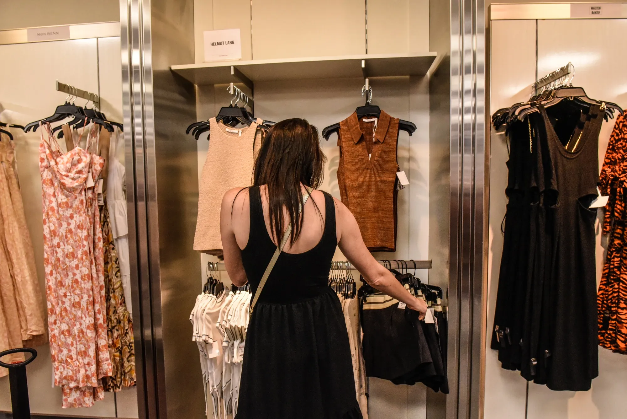 US Shoppers Favoring Off Price and Luxury Over Apparel Chains Bloomberg