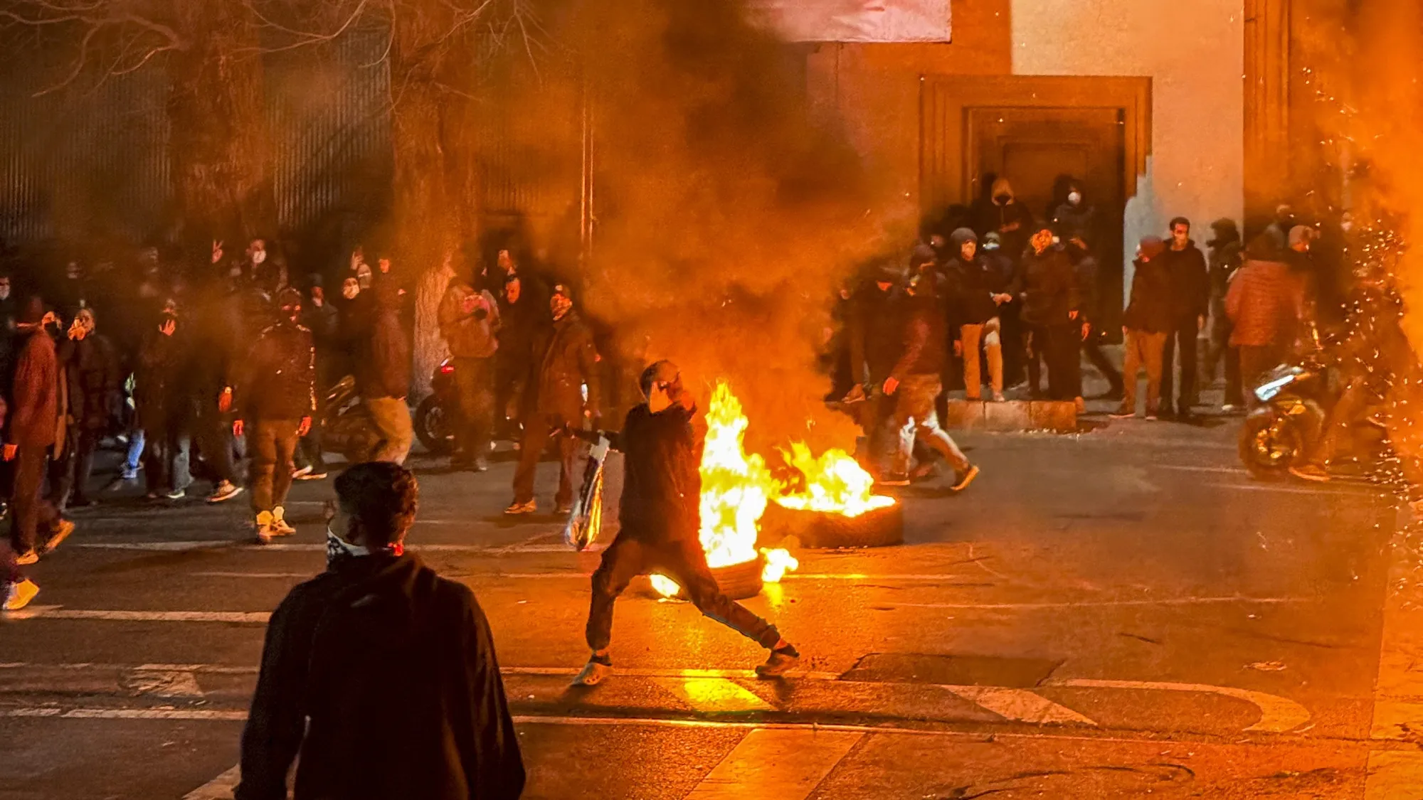 Paramount Sues Warner Bros., Seeks Board Seats to Challenge Netflix (WBD, PSKY) - Bloomberg