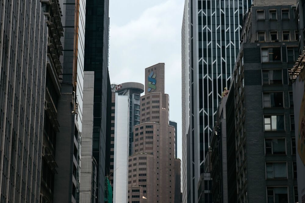 英銀スタンダードチャータード 香港で中環などのオフィス縮小へ Bloomberg