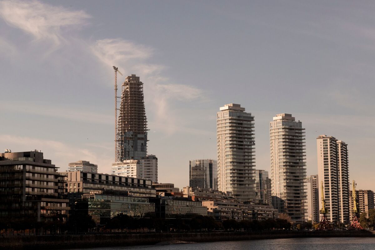 Rich Argentines Face Higher Energy Bills After Milei Subsidy Cut