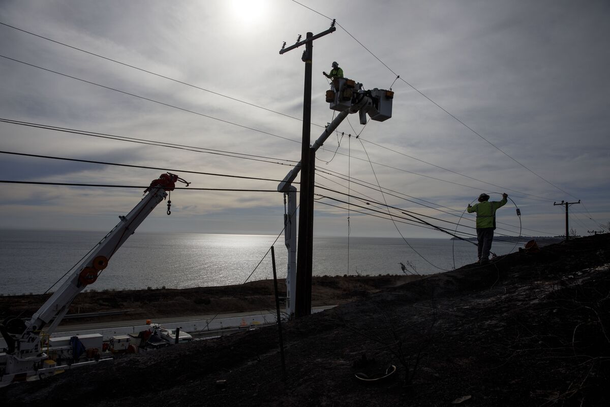 Los Angeles Area Sees Power Cuts on Fire Risk From Santa Anas