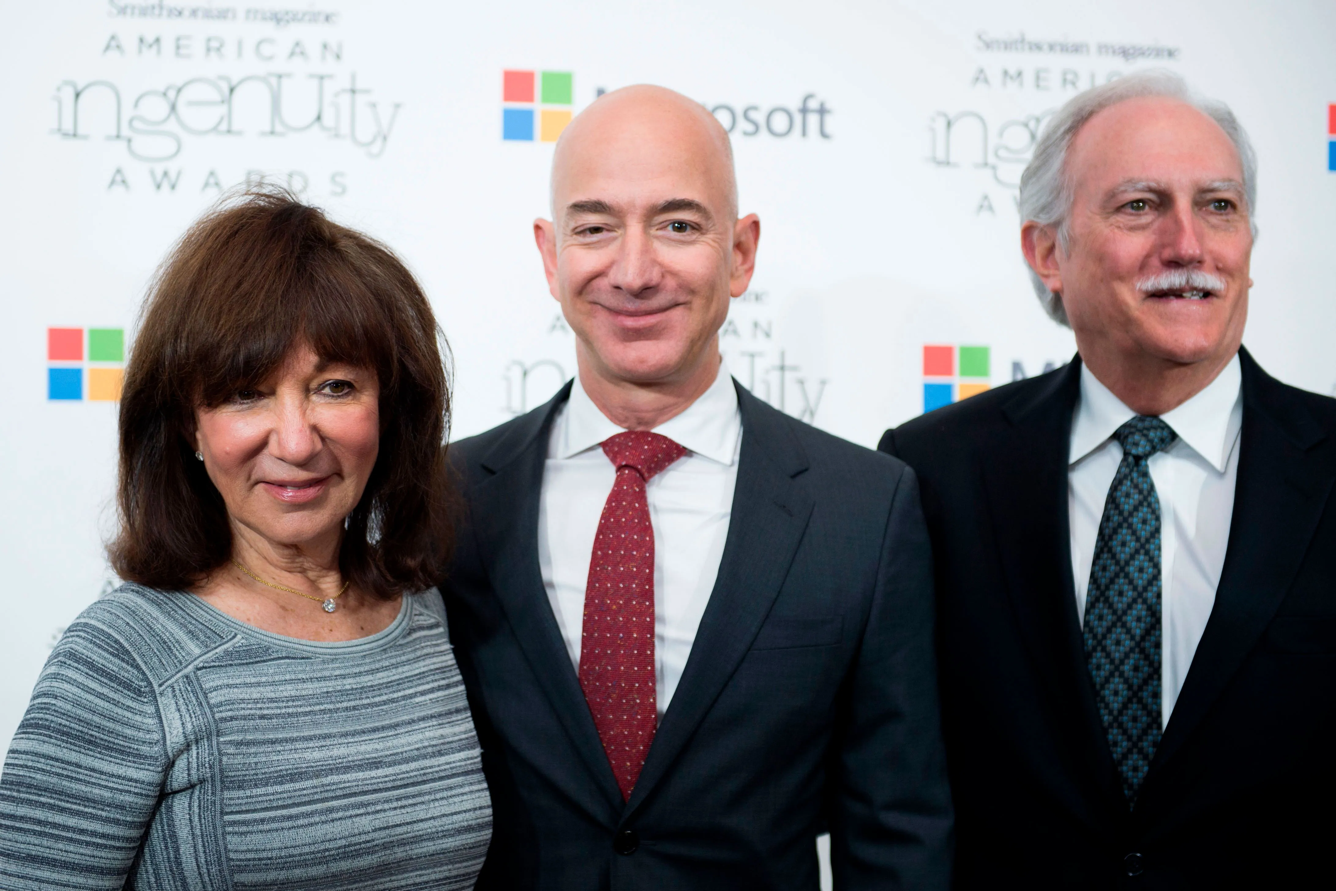 Bezos Family to Donate $711 Million to Cancer Center in Seattle - Bloomberg