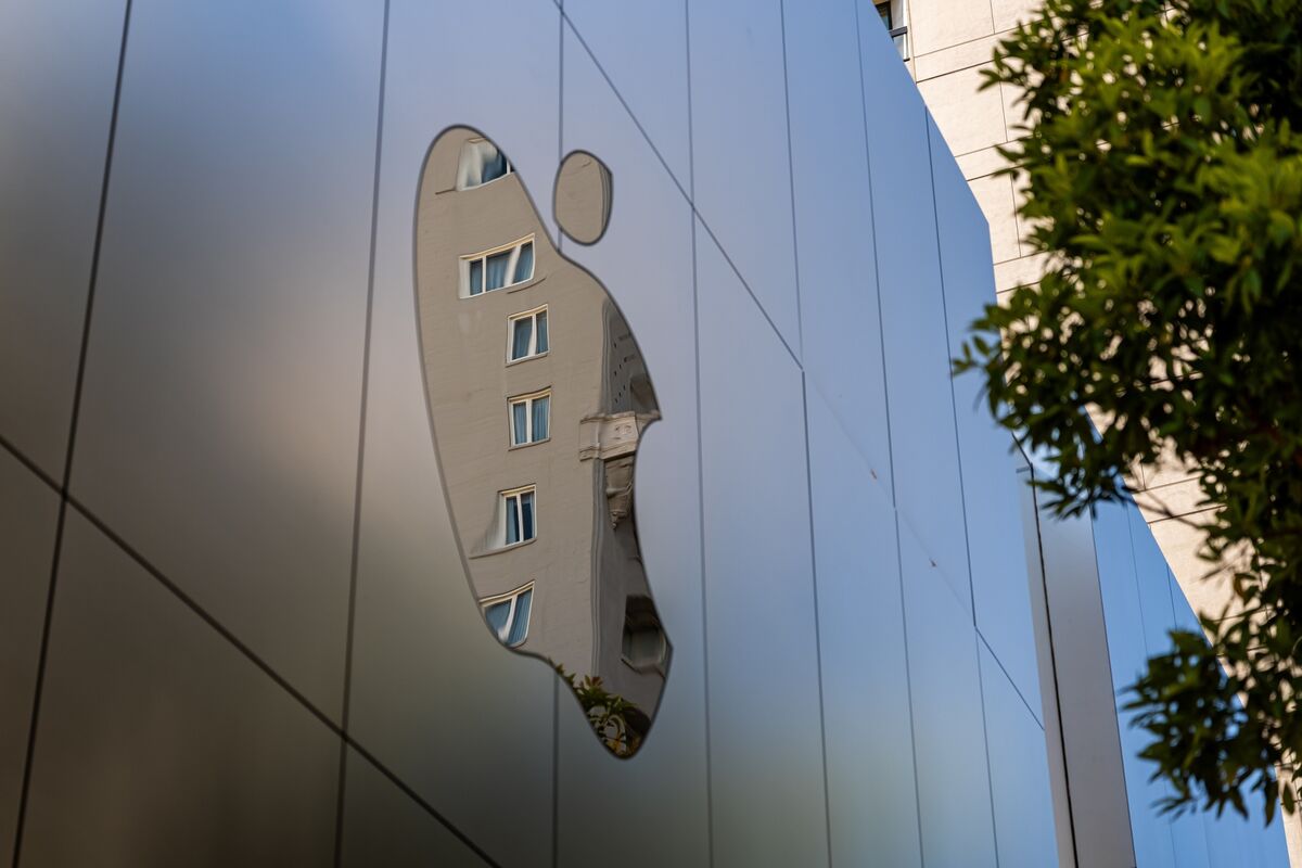 Apple to Ship 10 Million Foldable iPhones in Year One, IDC Says