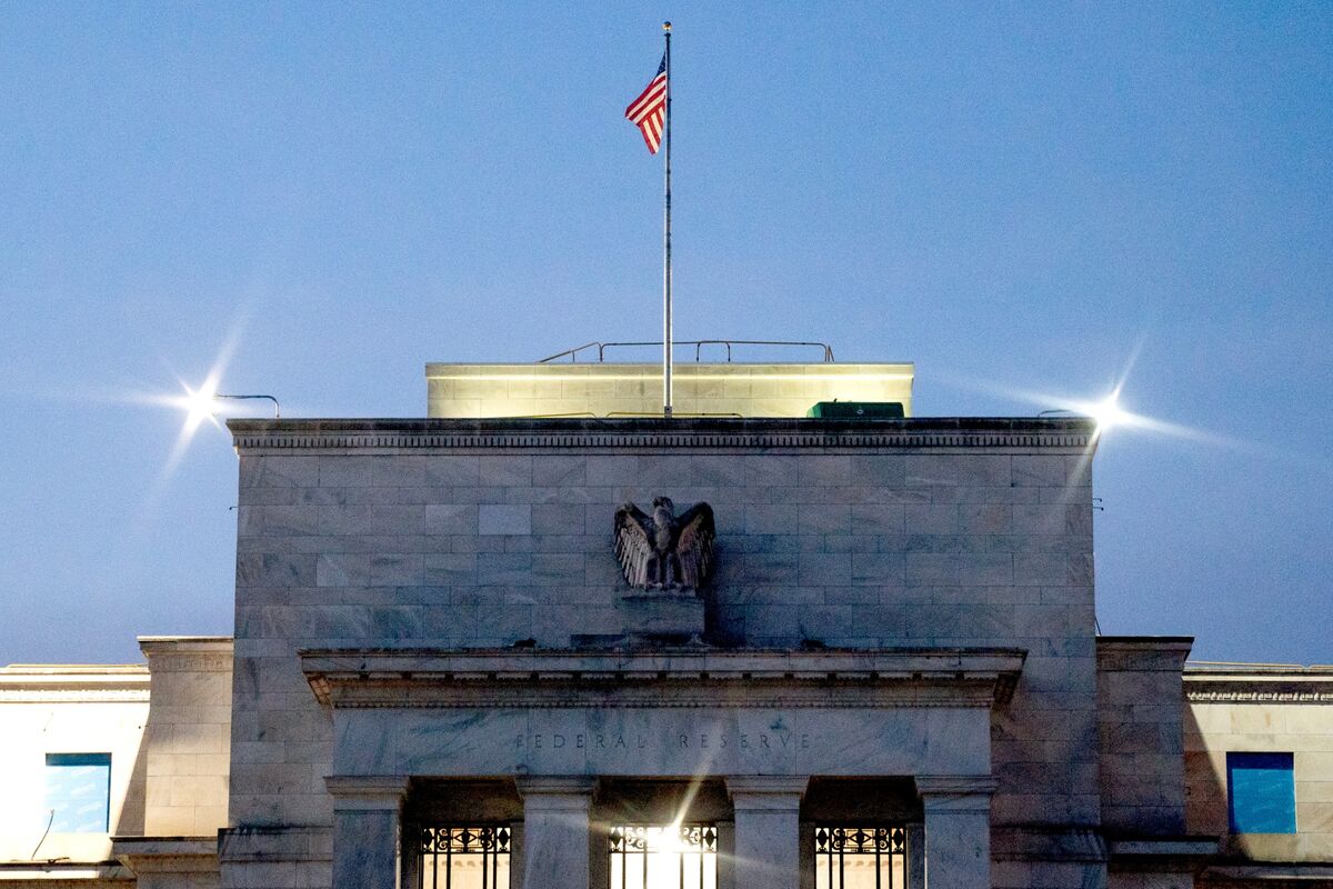 Fed Dissenters Say Rate Hikes Needed to Tame Stubborn Inflation