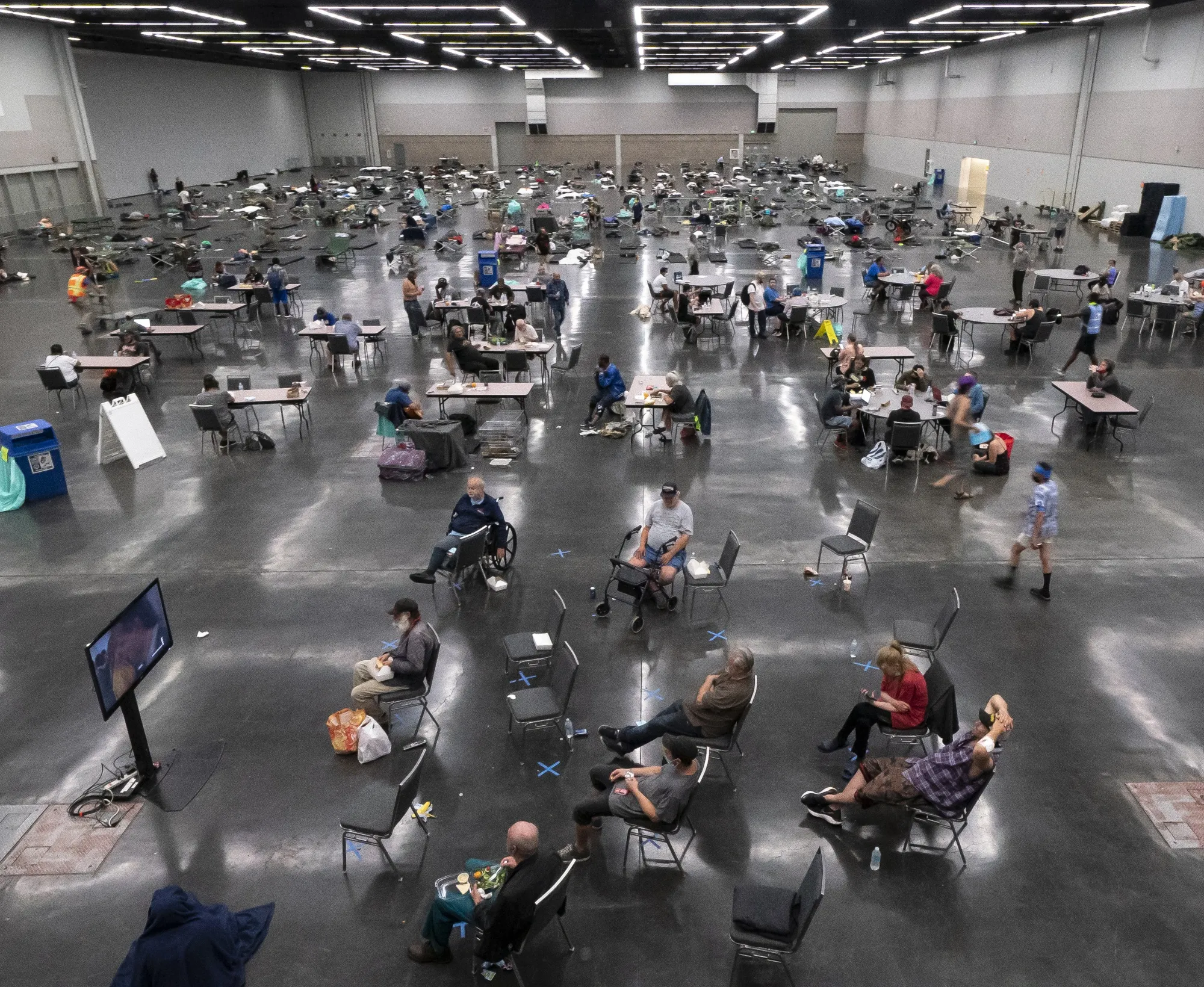 People cool off&nbsp;at the Oregon Convention Center.
