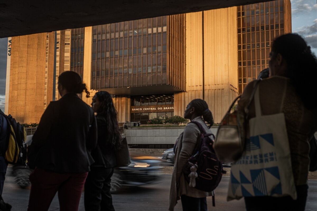 Brazil’s Economic Activity Falls for Second Month on High Rates