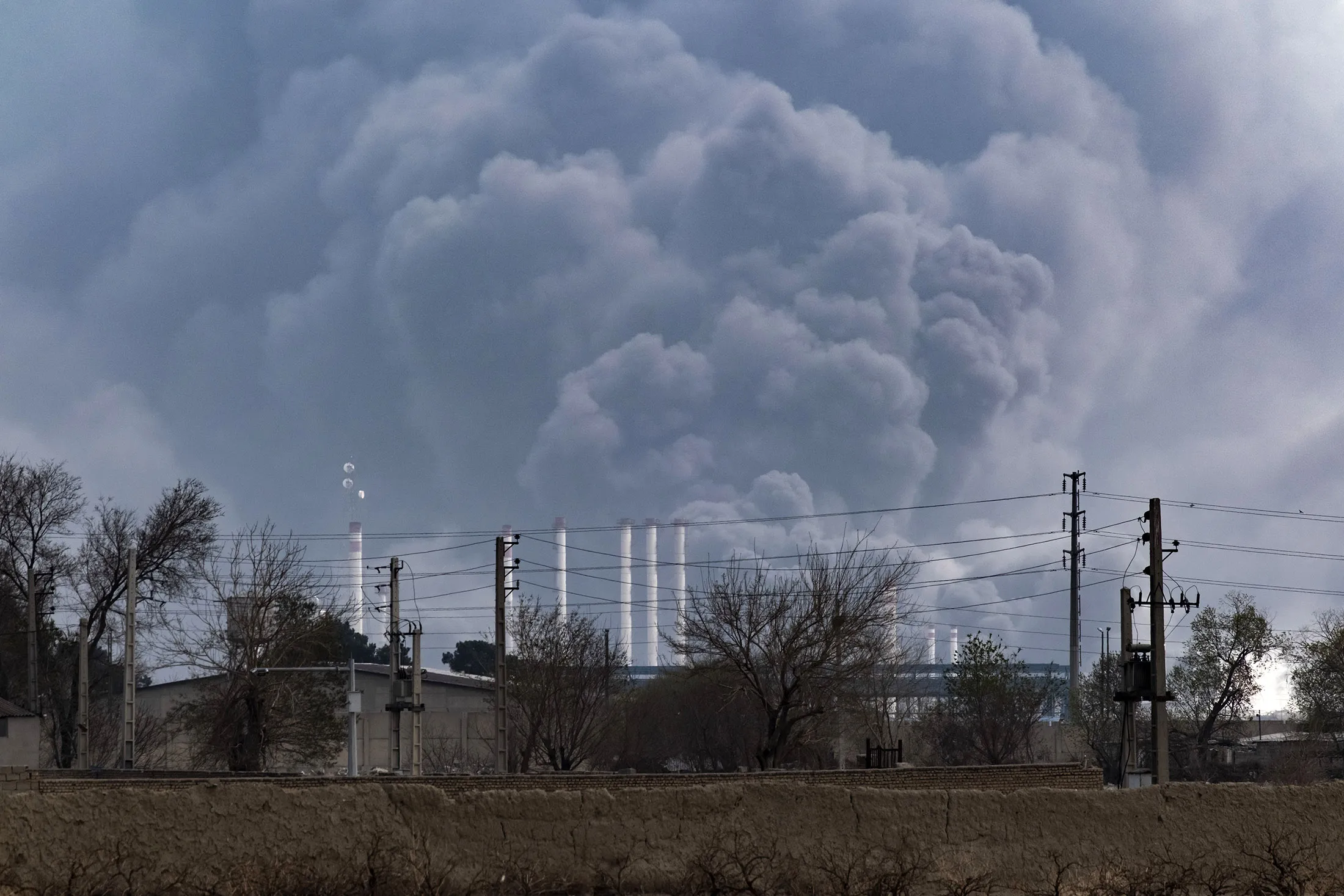 テヘランでの攻撃を受け、石油貯蔵施設上空に煙が立ち上がる（9日）