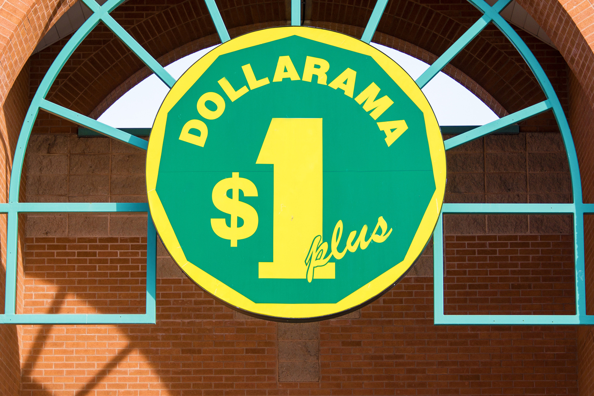 Dollar Stores' Struggles Eluded by One That Accepts Loonies - Bloomberg