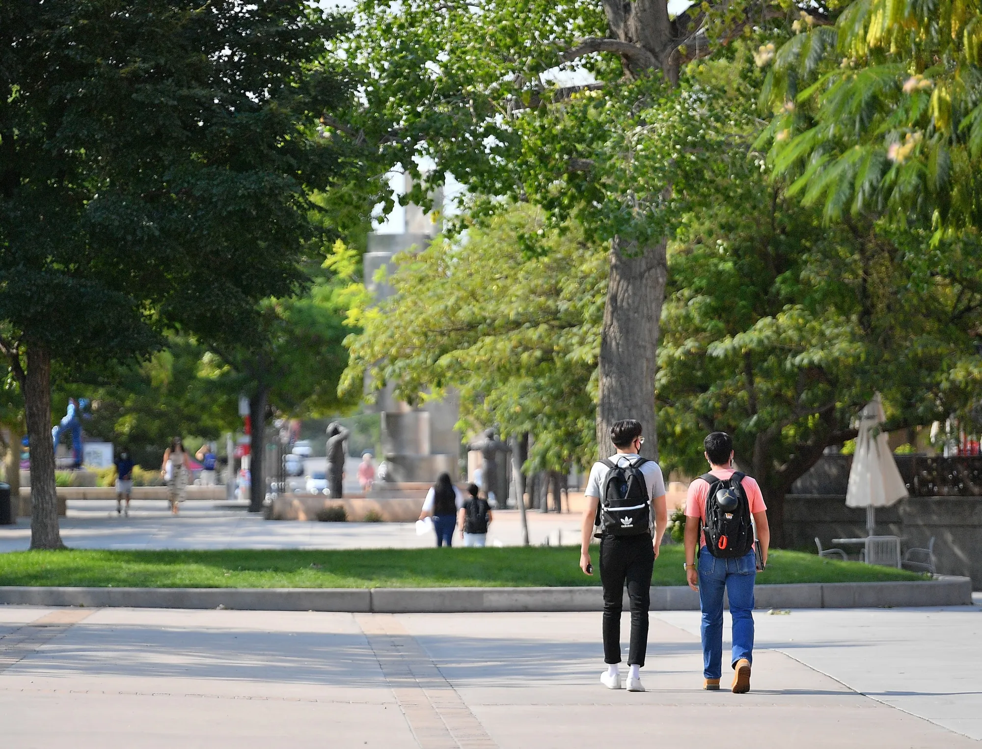 Students walk on a university campus.&nbsp;