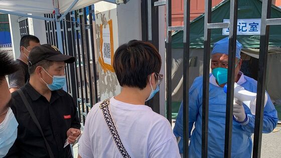 Beijing Locks Down Part of City After Virus Outbreak at Market