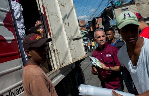 Freddy Bernal, center, during a food delivery in Catia.
