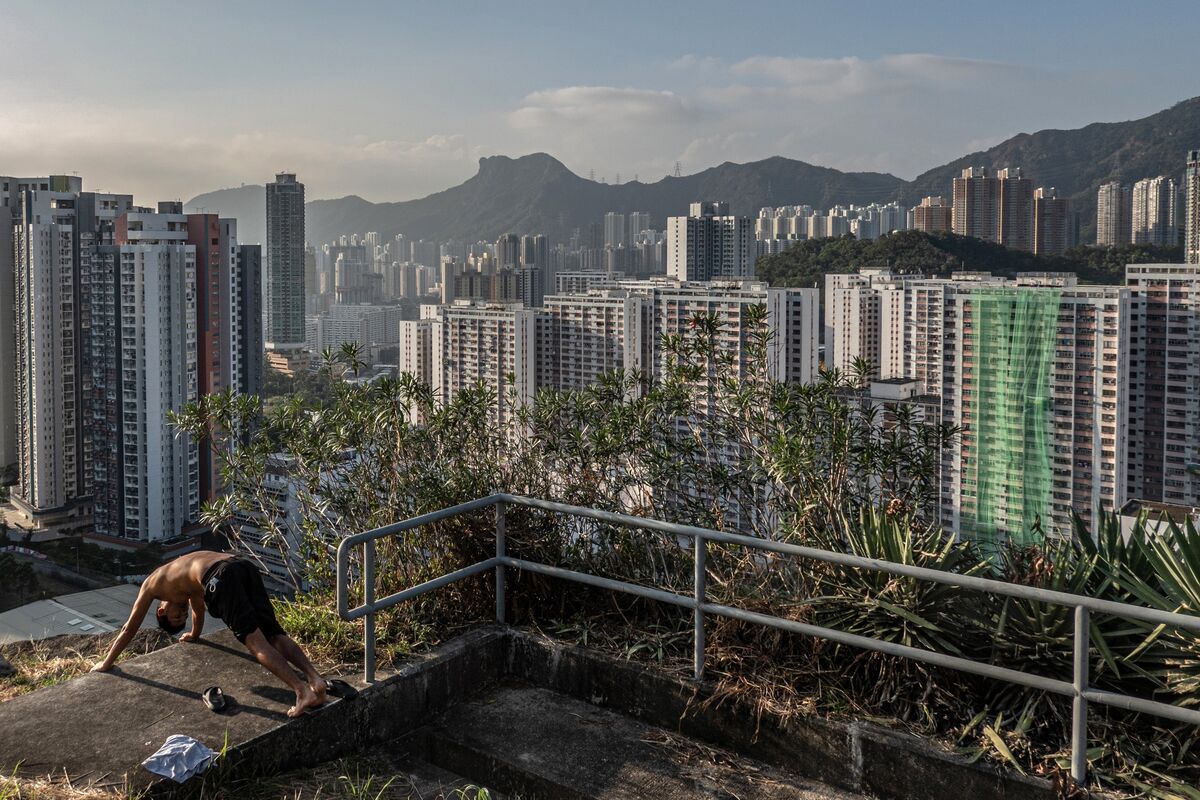 Hong Kong Home Prices Could Fall 10% After HSBC, StanChart Hike Rates