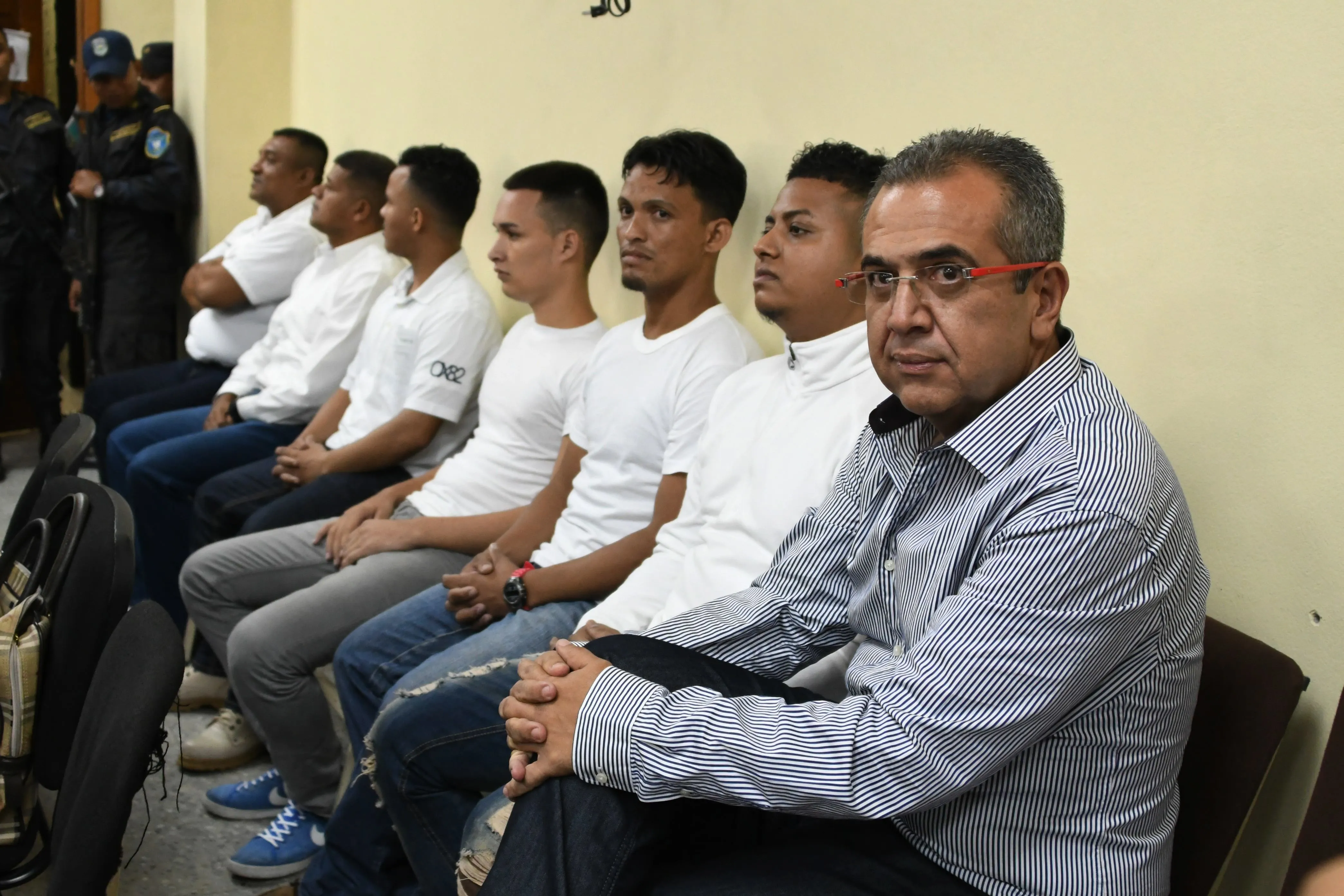 Sergio Rodríguez (derecha) junto a otros seis implicados en el asesinato de la activista indígena y ambiental Berta Cáceres, sentado en una corte de Tegucigalpa, Honduras, el 17 de septiembre de 2018.