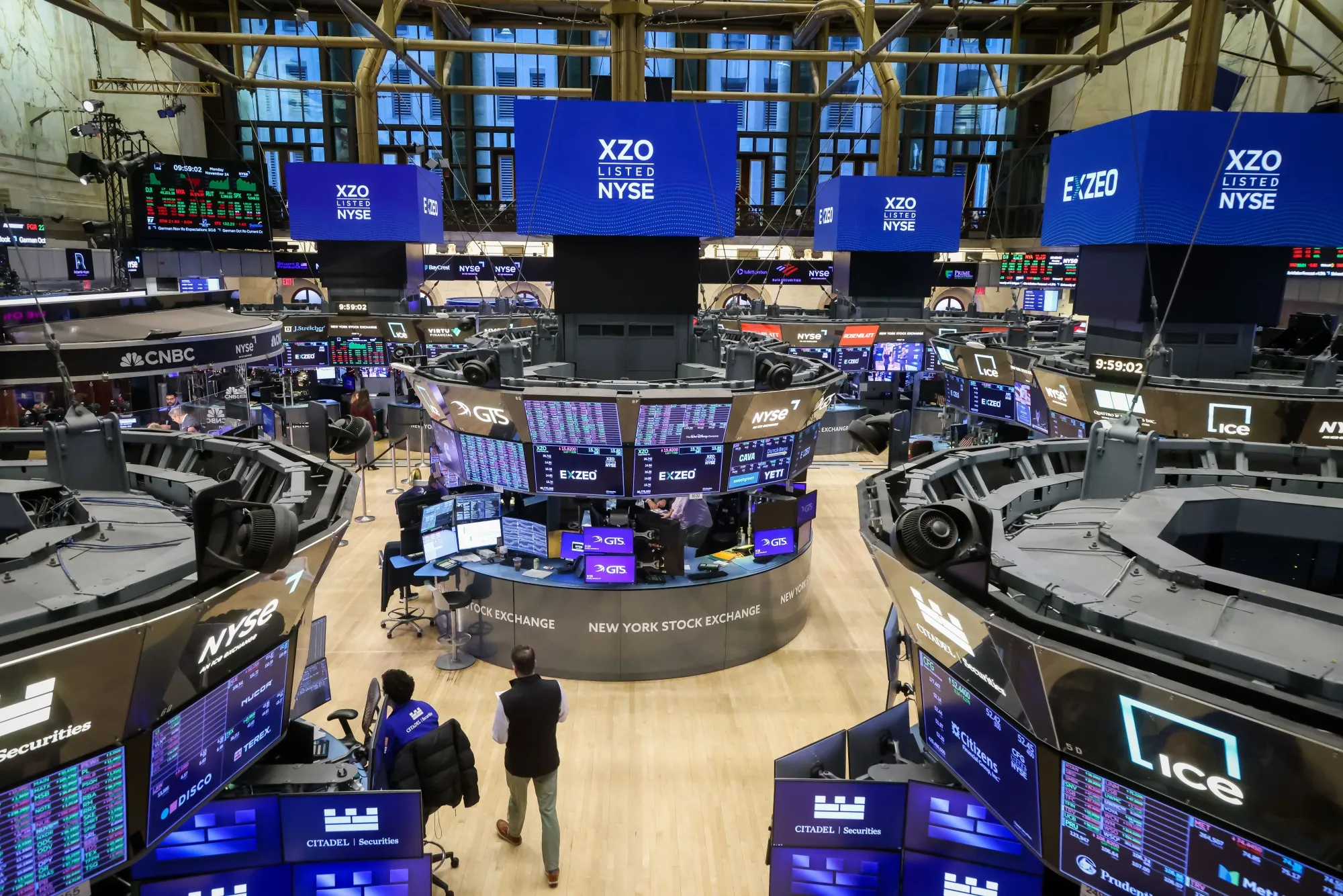 Traders At The New York Stock Exchange As Stocks Extend Tech-Fueled Gains On Rate-Cut Hopes