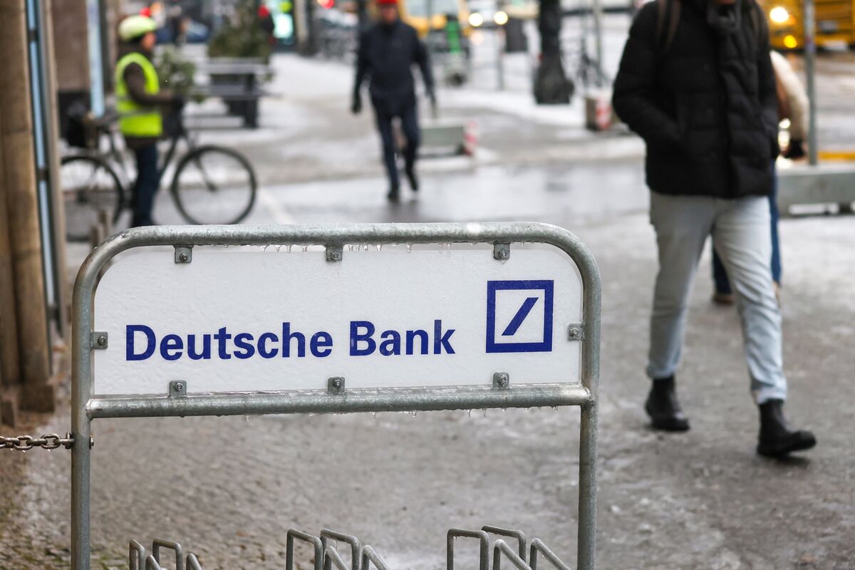 Deutsche Bank Said to Eye Insurer Stake to Return to Life Market