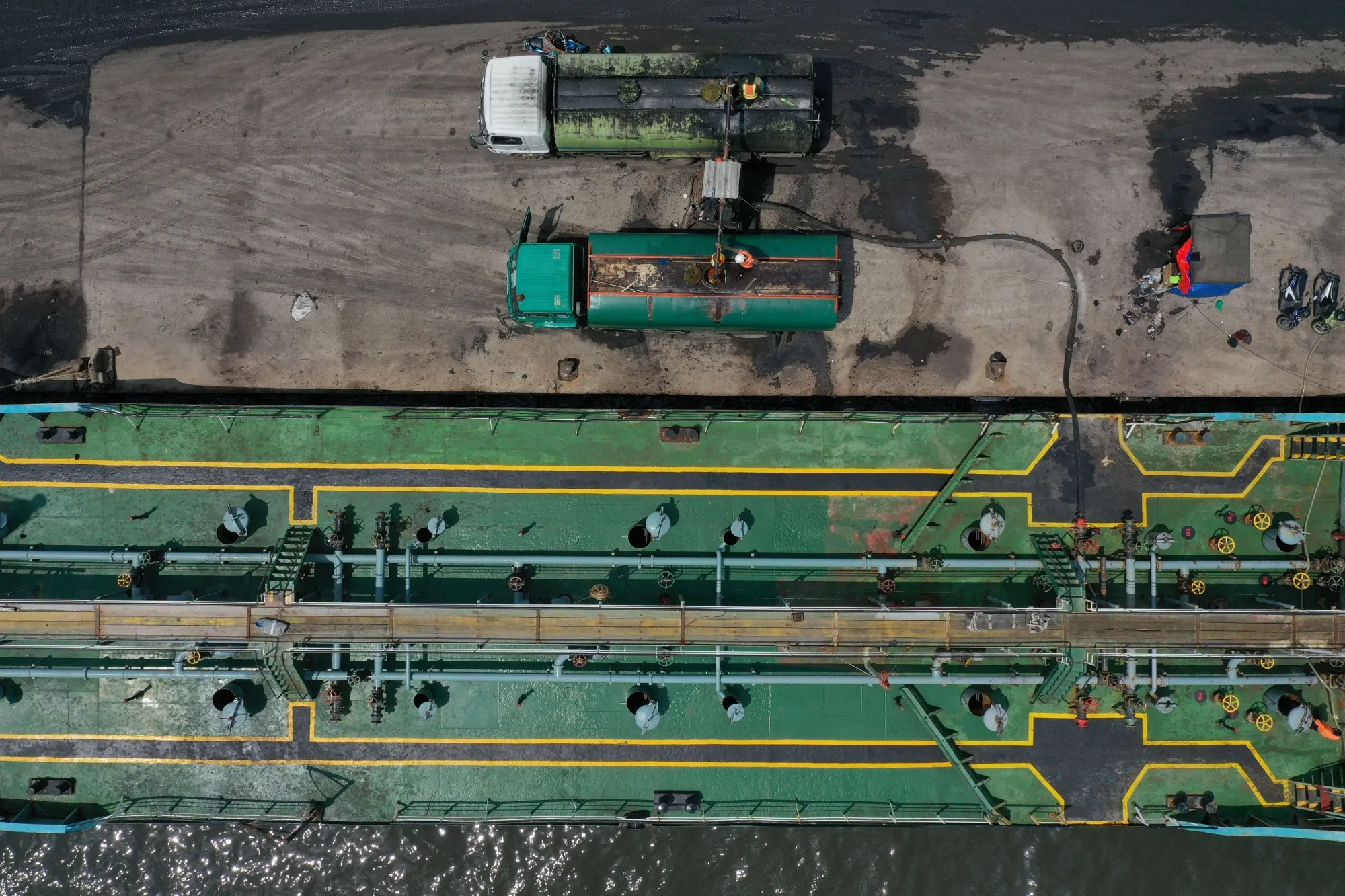 Palm oil is loaded onto trucks&nbsp;at Karya Citra Nusantara (KCN) Marunda Port in Jakarta, earlier in January.&nbsp;