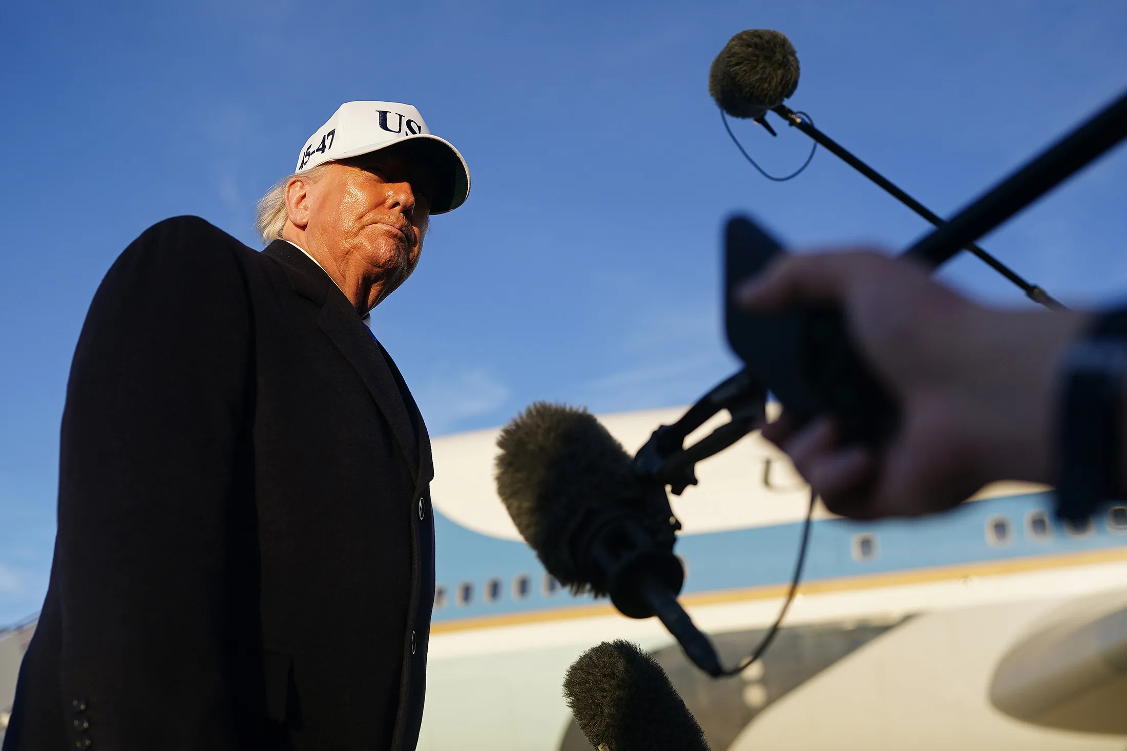 大統領専用機に搭乗する前、報道陣の質問に答えるトランプ大統領（3月13日）