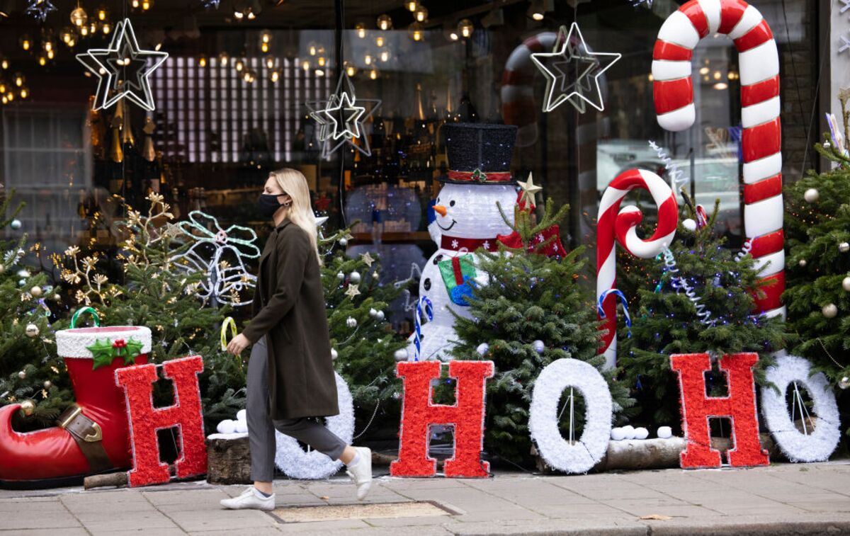 LOUIS VUITTON DECORATES CHRISTMAS with THIER ITEMS Editorial Stock