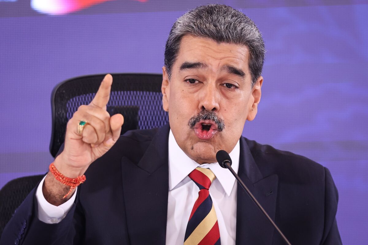 Two Venezuelan Aircraft Fly Over US Ship as Tensions Rise