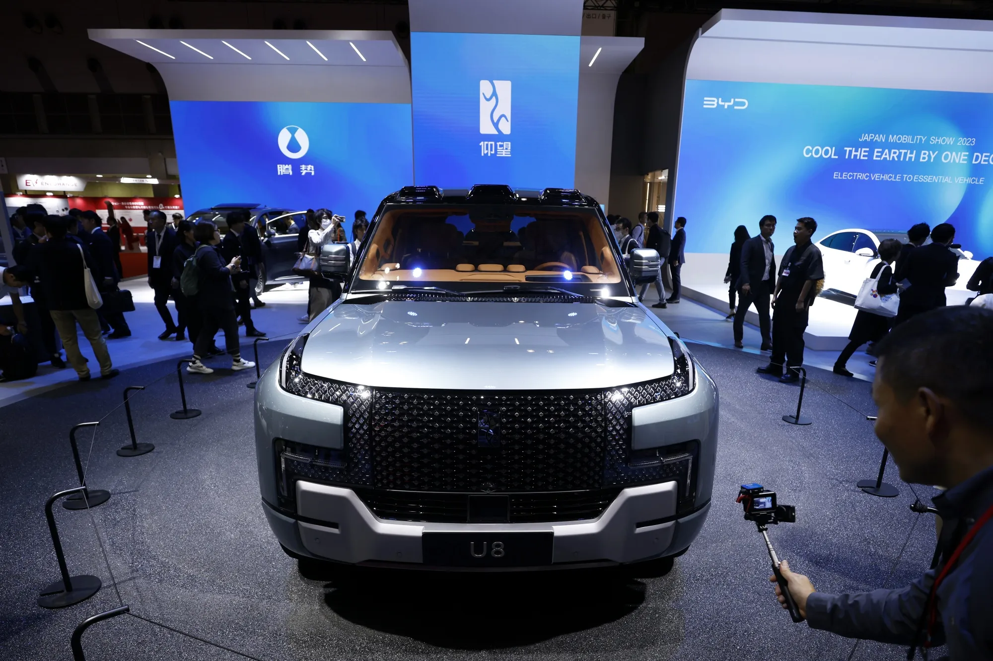 BYD Pitches Floating Luxury SUV to Win Over European Buyers - Bloomberg