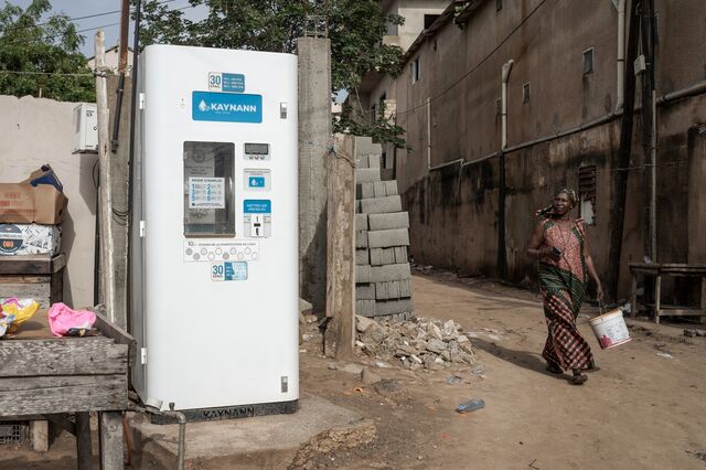 A resident of Dakar's Ngor neighborhood approaches a Kaynann water vending machine. Part of an effort to increase access to drinking water in the capital and its suburbs.