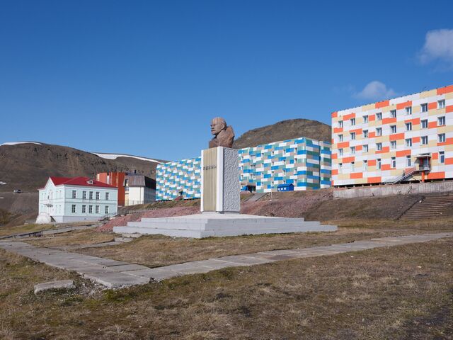 A bust of Lenin in Barentsburg. The Soviet Union made full use of the Svalbard Treaty’s provisions when it purchased the mining rights to Barentsburg in 1932. As recently as 1998, there were two Soviet mining settlements on Svalbard: Pyramiden, which has since been abandoned, and Barentsburg, which today has around 400 inhabitants.