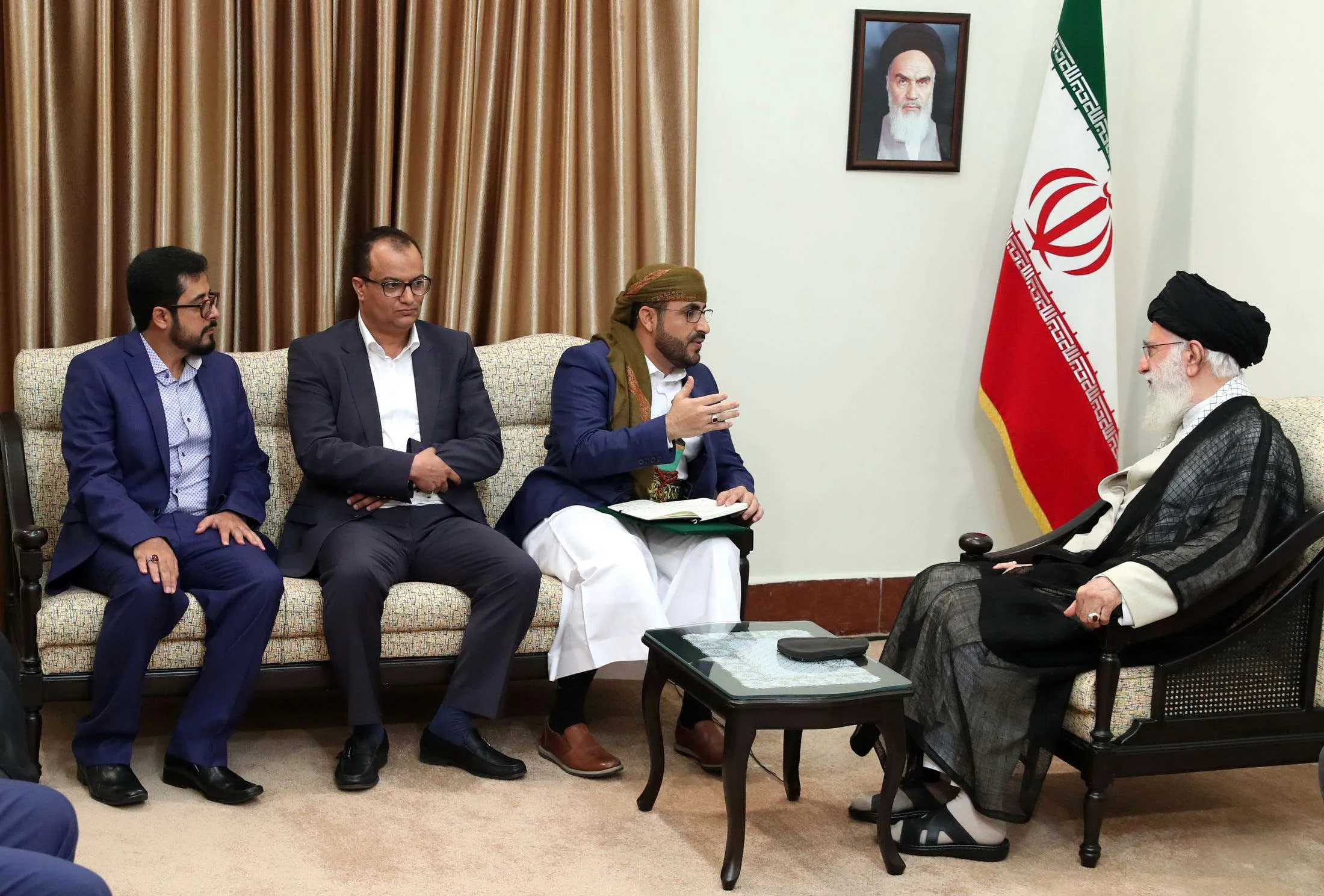 Ayatollah Ali Khamenei holds&nbsp;talks&nbsp;Huthi delegation in Tehran on Aug 13.