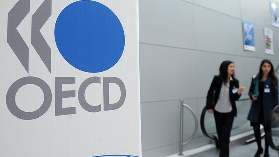 OECD’s Gurria Won’t Get Caught Up in Confidence ‘Rollercoaster’