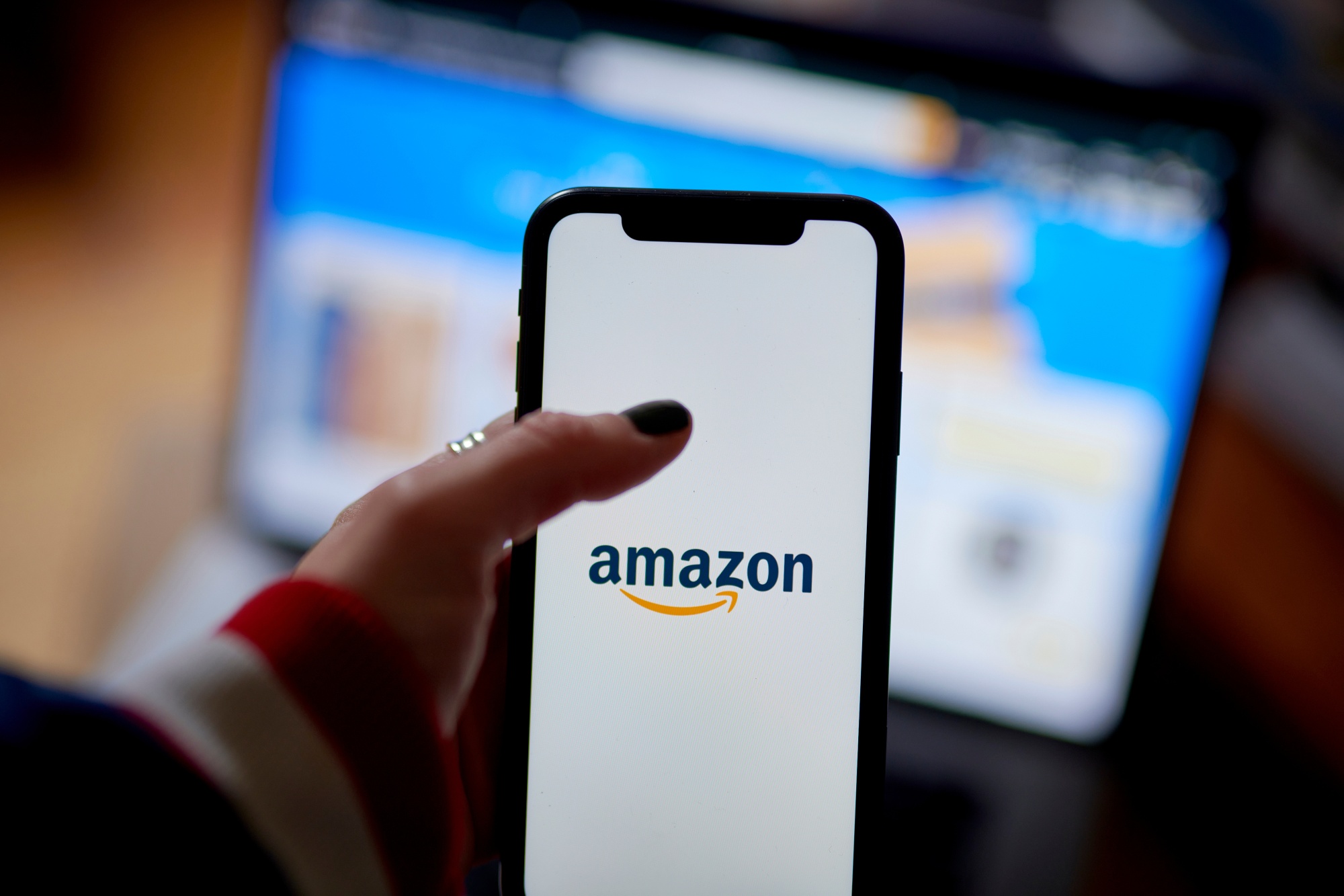 Image associated with story "Amazon Seeks FCC Nod to Beam Satellite Coverage to Mobile Phones"