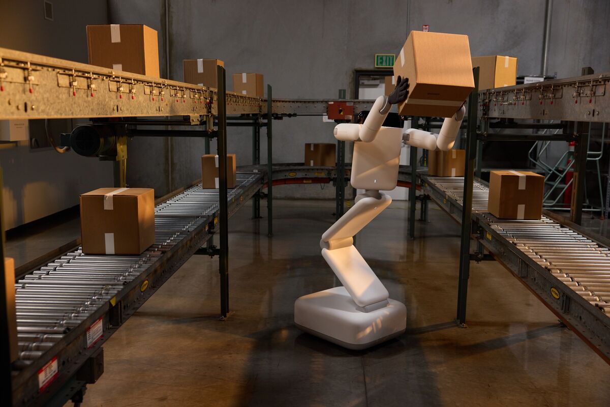 bloomberg.com - Benoit Berthelot - Startup Backed by Ex-Google CEO Debuts Industrial Robot With LG