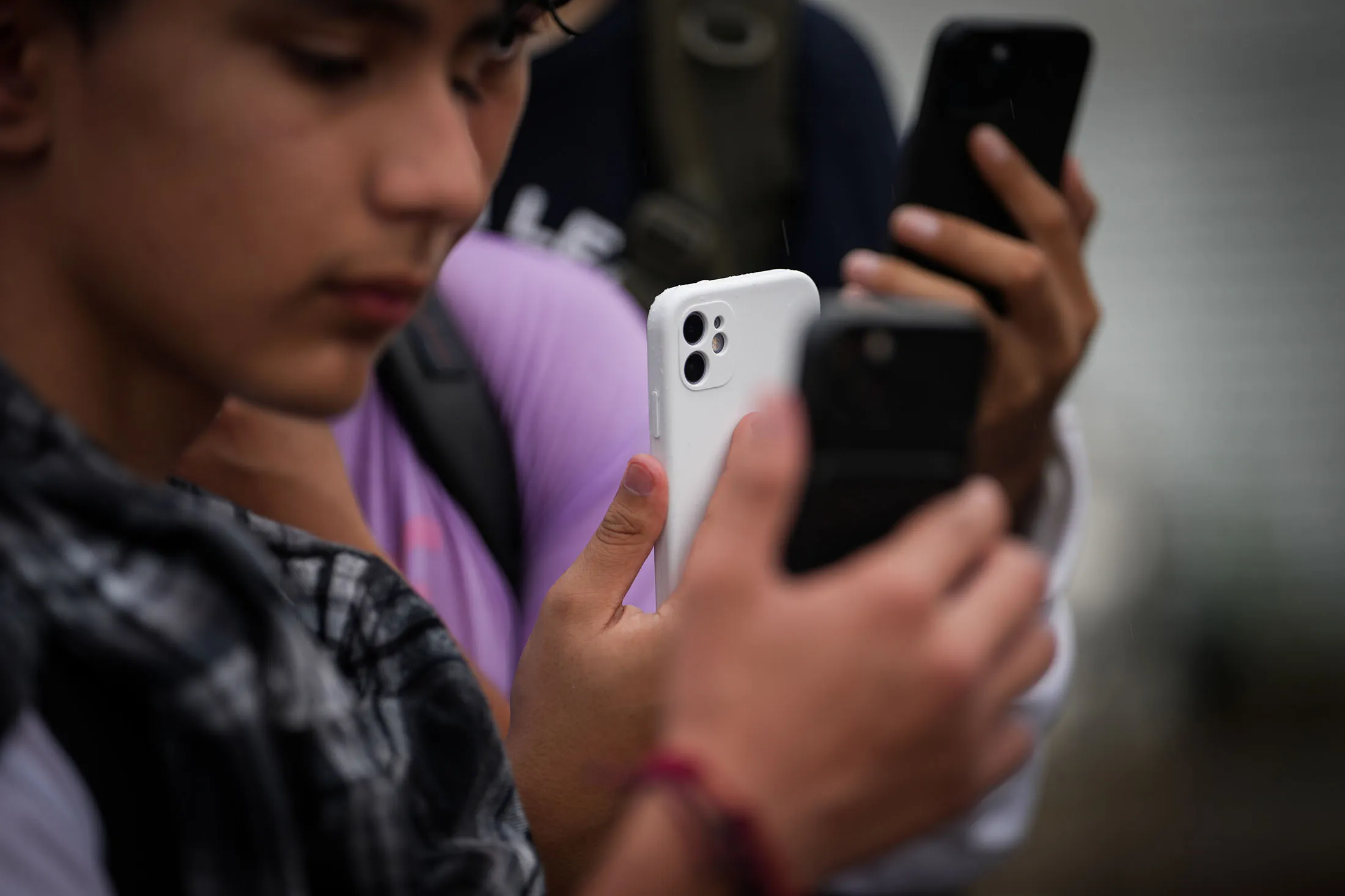 Crianças pré-adolescentes usando smartphones