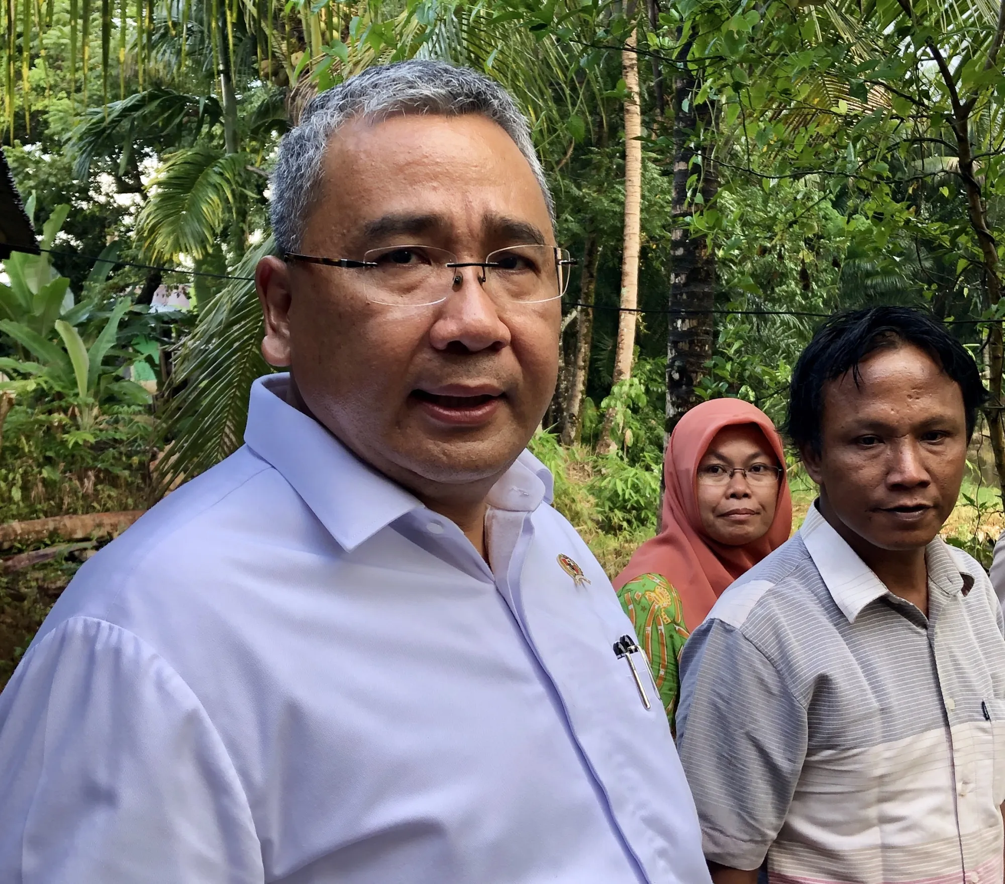 Eko Putro Sandjojo (L), Indonesia’s villages minister, with Slamet (R), headman of a Sumatra village, on March 14.