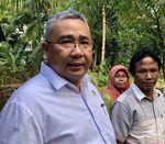 Eko Putro Sandjojo (L), Indonesia’s villages minister, with Slamet (R), headman of a Sumatra village, on March 14.