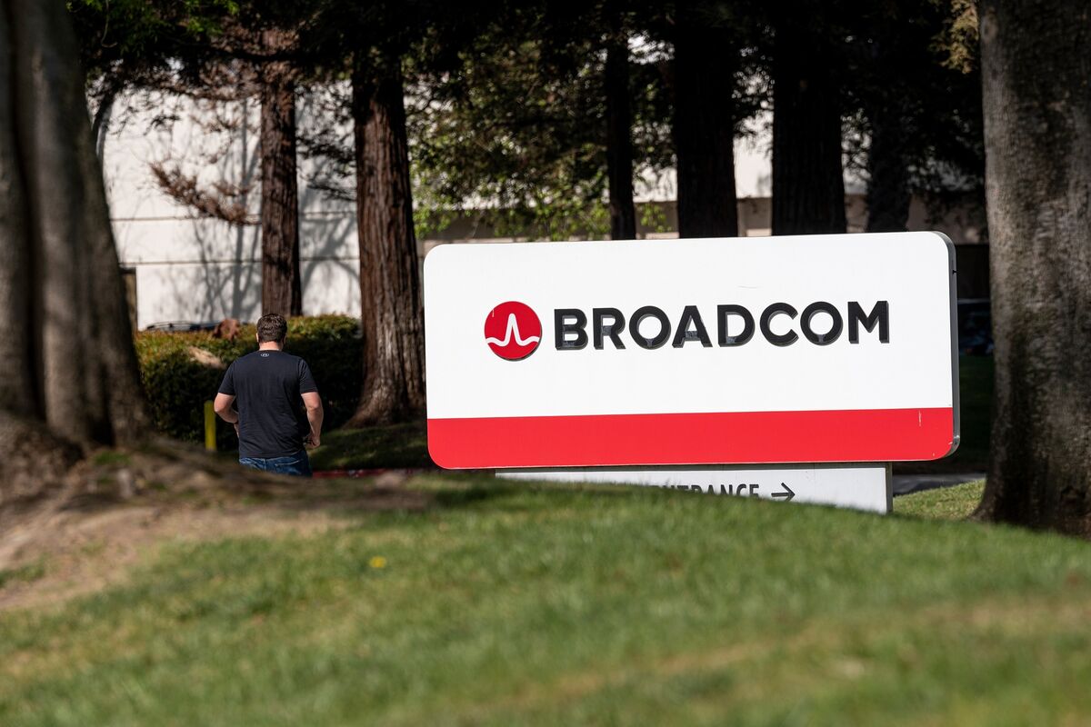 Sources: Broadcom is in talks to acquire VMware, which has a ~$40B market cap; the discussions are ongoing and there's no guarantee they will lead to a purchase (Bloomberg)