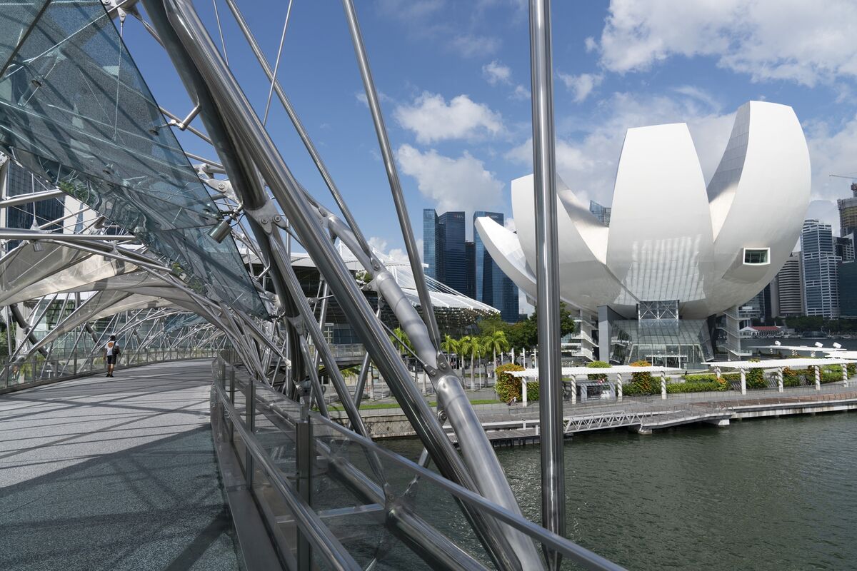 Singapore continues slow recovery from worst economic crisis