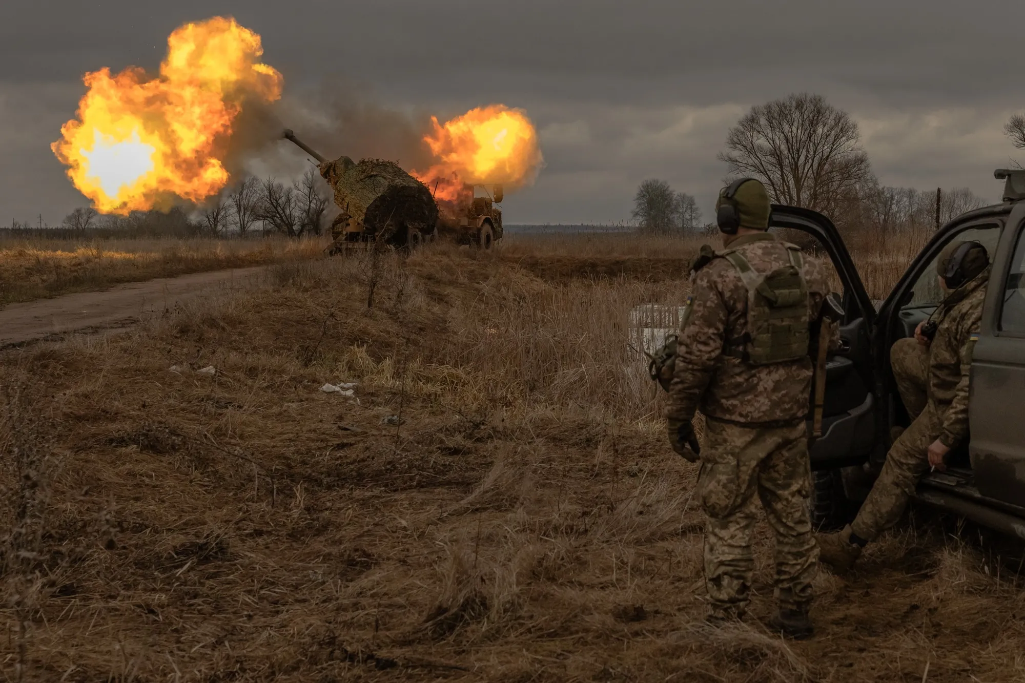 Ukrainian soldiers&nbsp;fire&nbsp;toward Russian positions&nbsp;in the Donetsk region.&nbsp;