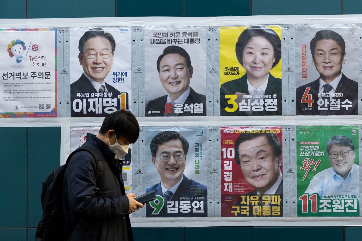 South korea election competing speeches in seoul on final day bloomberg