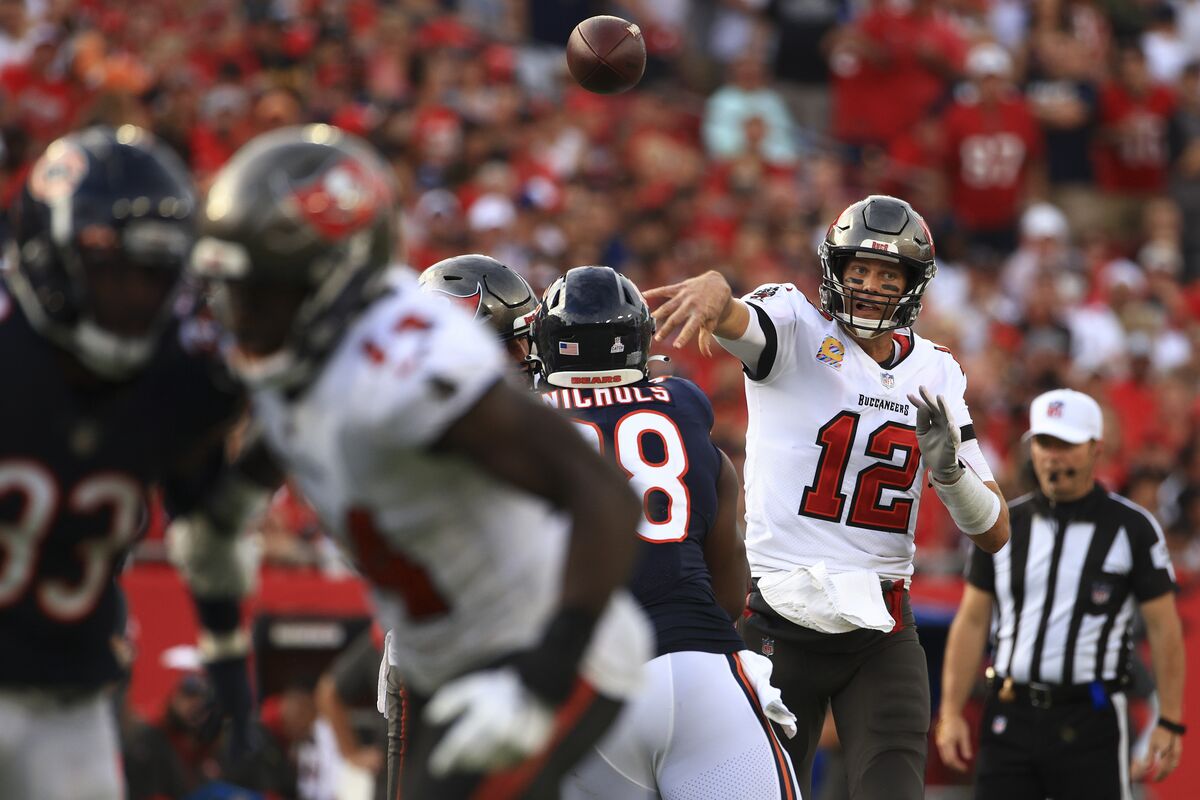 Tom Brady throws pair of touchdown passes, Buccaneers cruise past